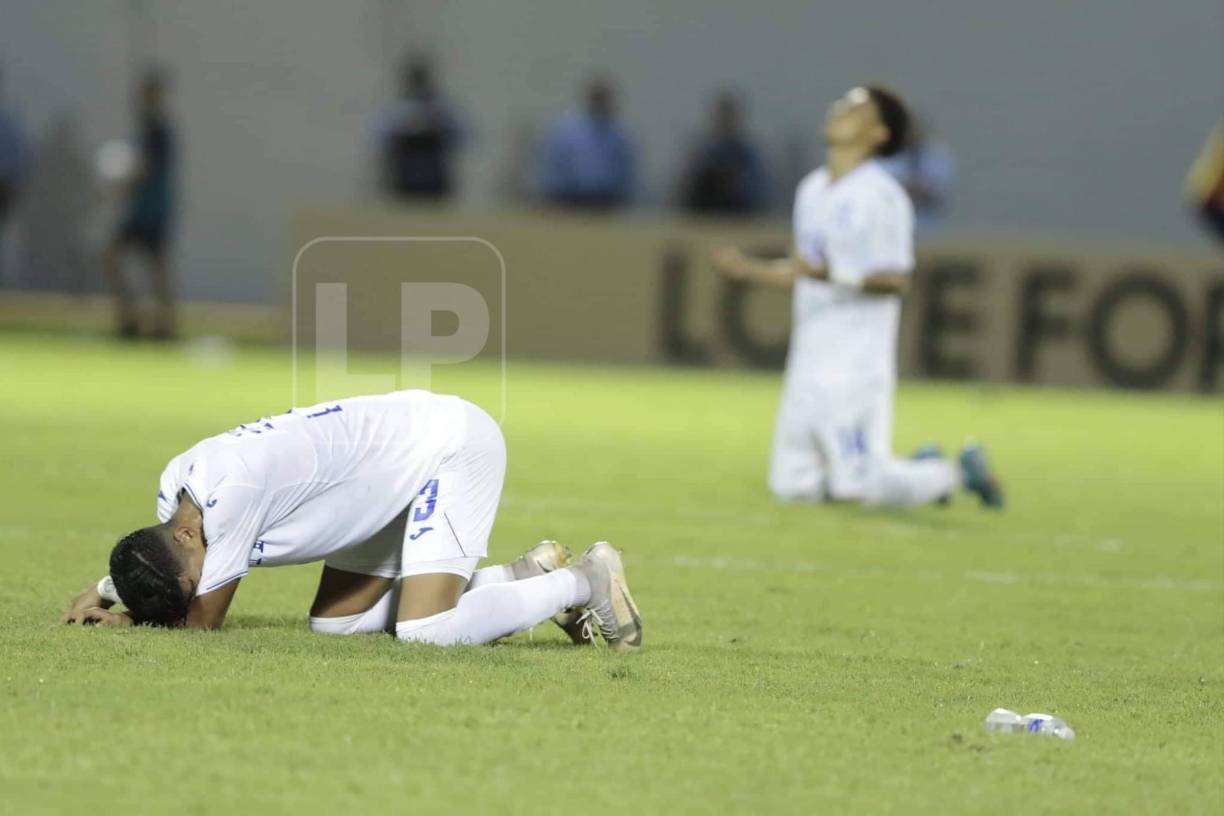 Mientras los jugadores de EUA festejaban, los jugadores de Honduras no pudieron evitar el llanto tras la derrota.