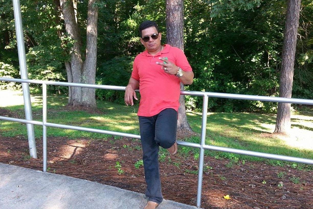 Él, por querer recuperar su celular, empujó a su esposa con fuerza que la llevó a golpearse contra la pared. 