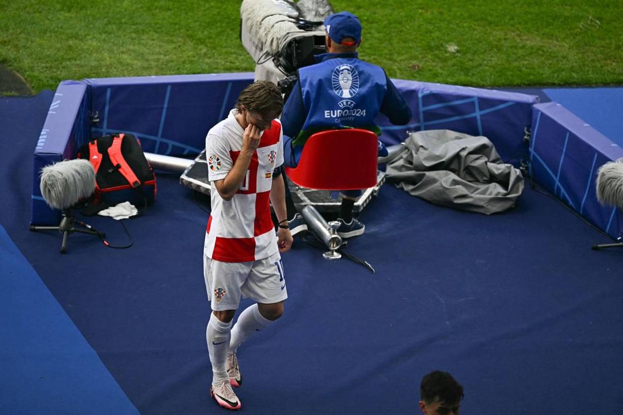 Luka Modric se retiró desolado del estadio tras la derrota de Croacia ante España.