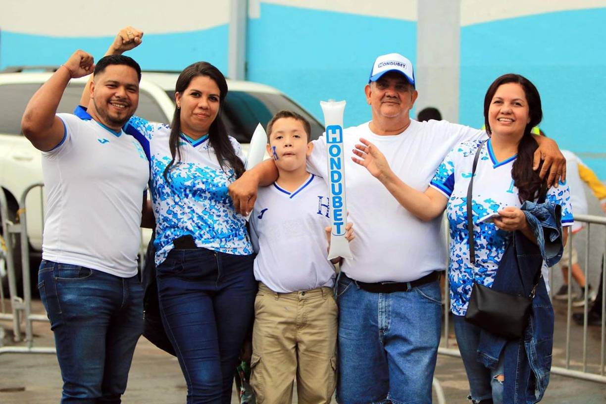 La afición catracha se hizo presente en el recinto capitalino en familia. Así se disfruta mejor el fútbol.