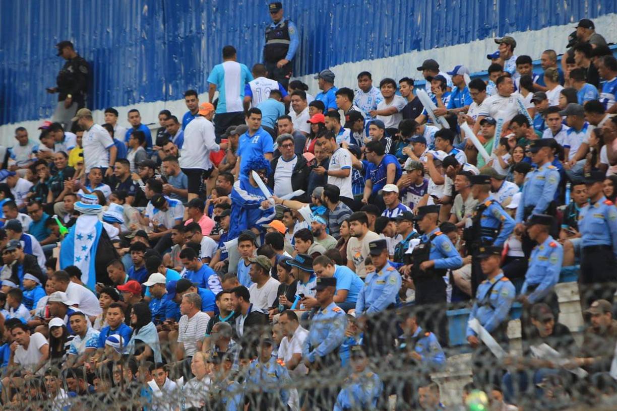 La afición hondureña respondió en gran cantidad en el estadio Nacional Chelato Uclés para apoyar a la Selección de Honduras ante Cuba.