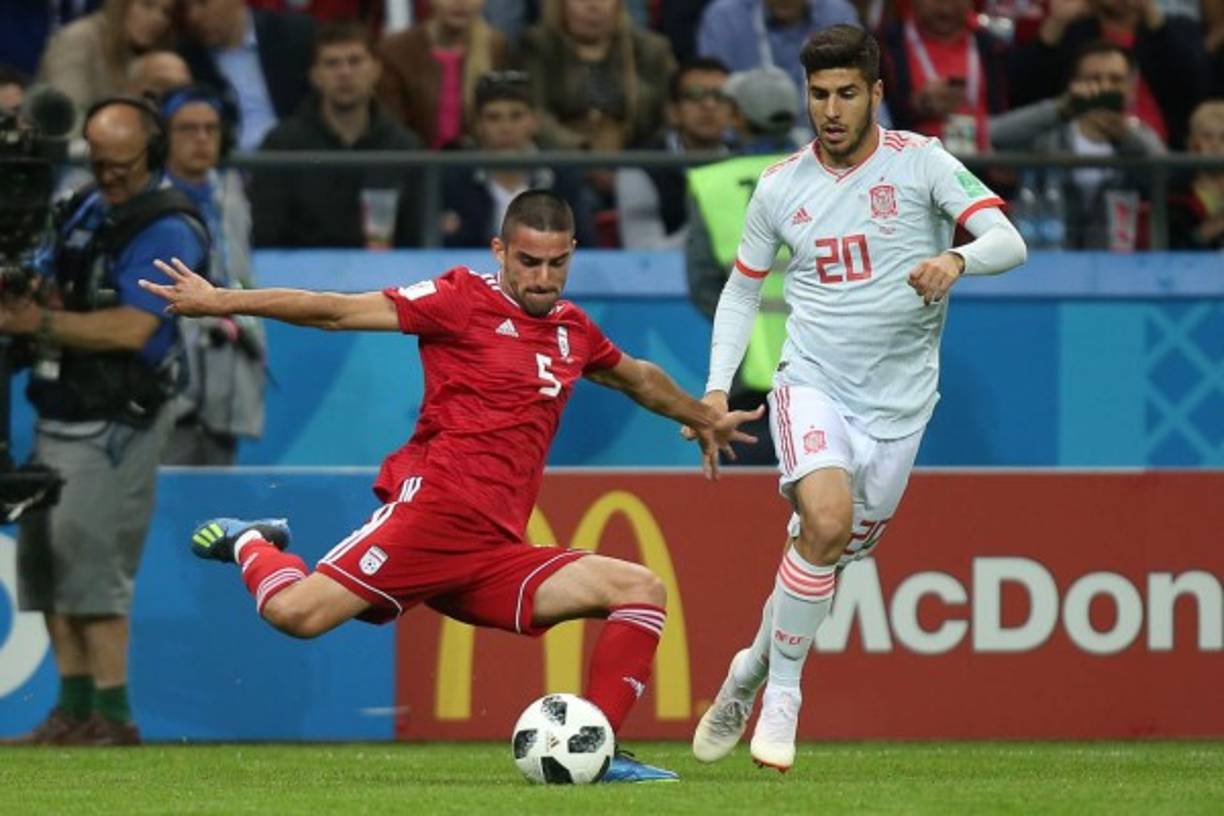 Se jugaban los minutos de descuento en el partido entre Portugal y España cuando Milad Mohammadi intentó un saque de banda con voltereta, que para desgracia suya falló, convirtiéndole en objeto de memes de todo tipo en redes sociales.