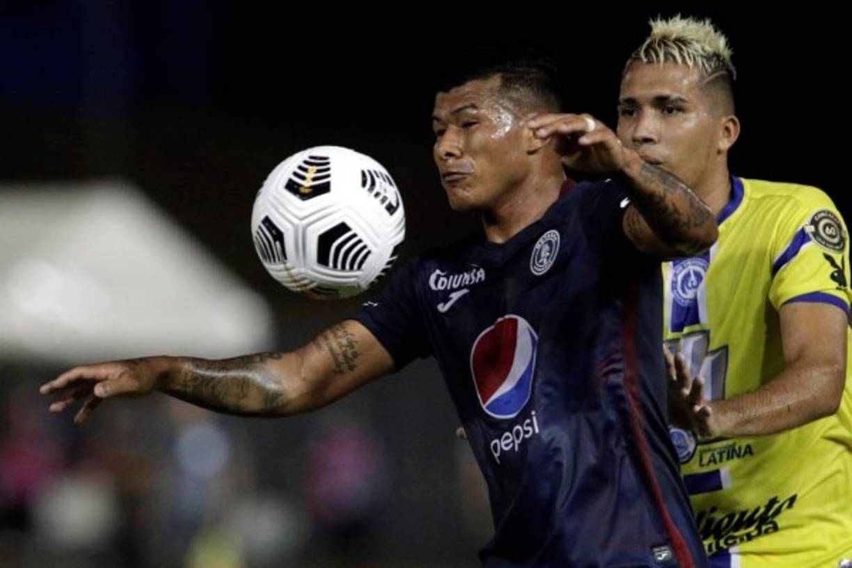 Iván López presionado por Sergio Ramírez del Universitario.