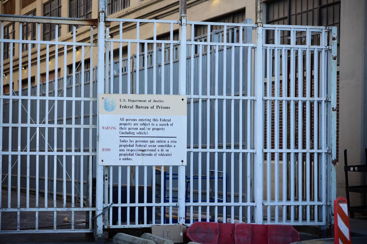 Rodeada por oficinas de fiscales federales y dos tribunales federales, la prisión está protegida por barricadas de acero capaces de detener un camión de 7.5 toneladas. Las cámaras de seguridad en la zona pueden leer un periódico a distancia. Además, los reclusos no necesitan abandonar la cárcel para ser trasladados a la sala de juicio, llegan allí a través de corredores que conectan con los edificios de los tribunales.