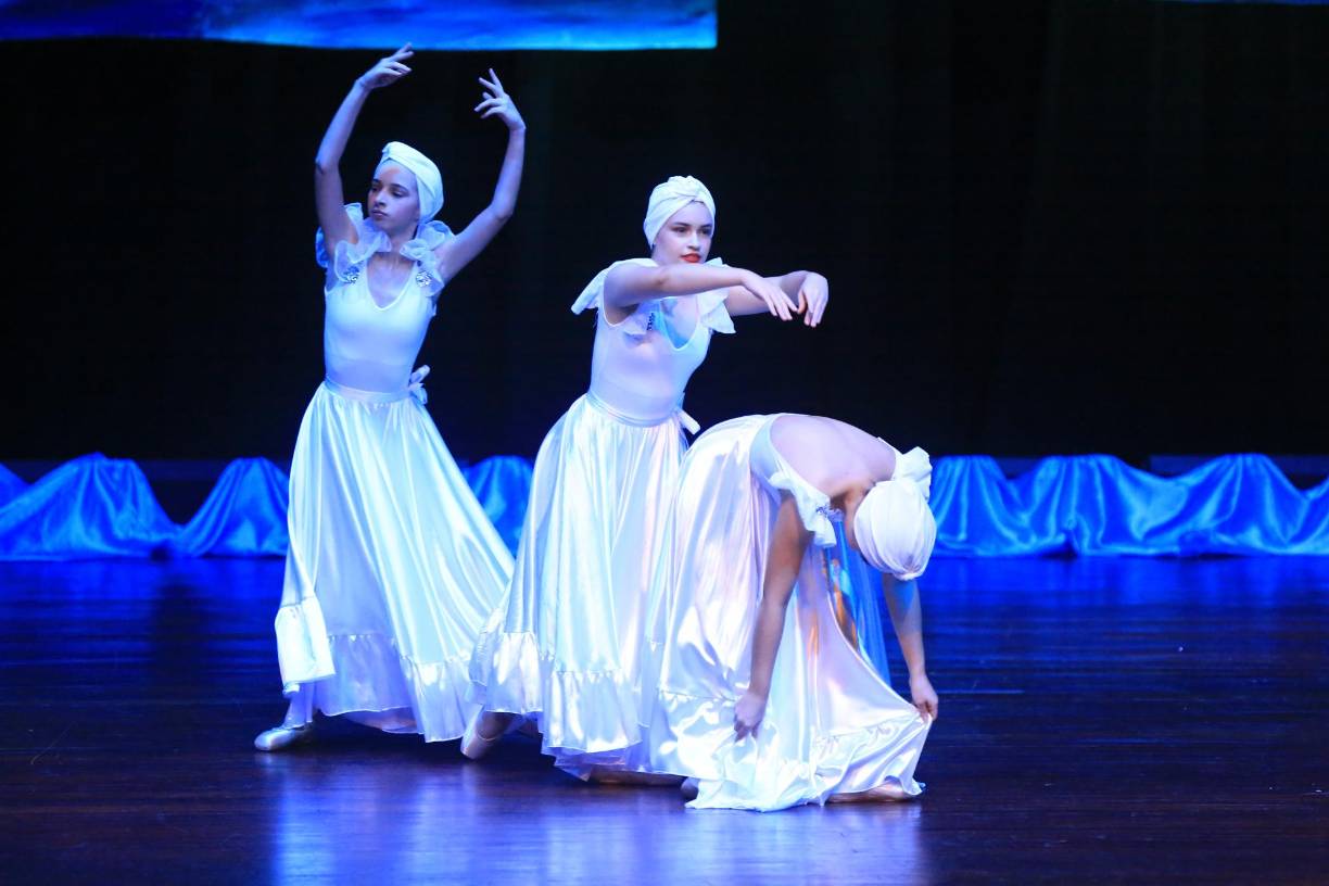 En el escenario se notó el entusiasmo, creatividad y profesionalismo de los maestros que promueven la alegría, disciplina y ganas de bailar de todos los niños y jóvenes que conforman la academia. 