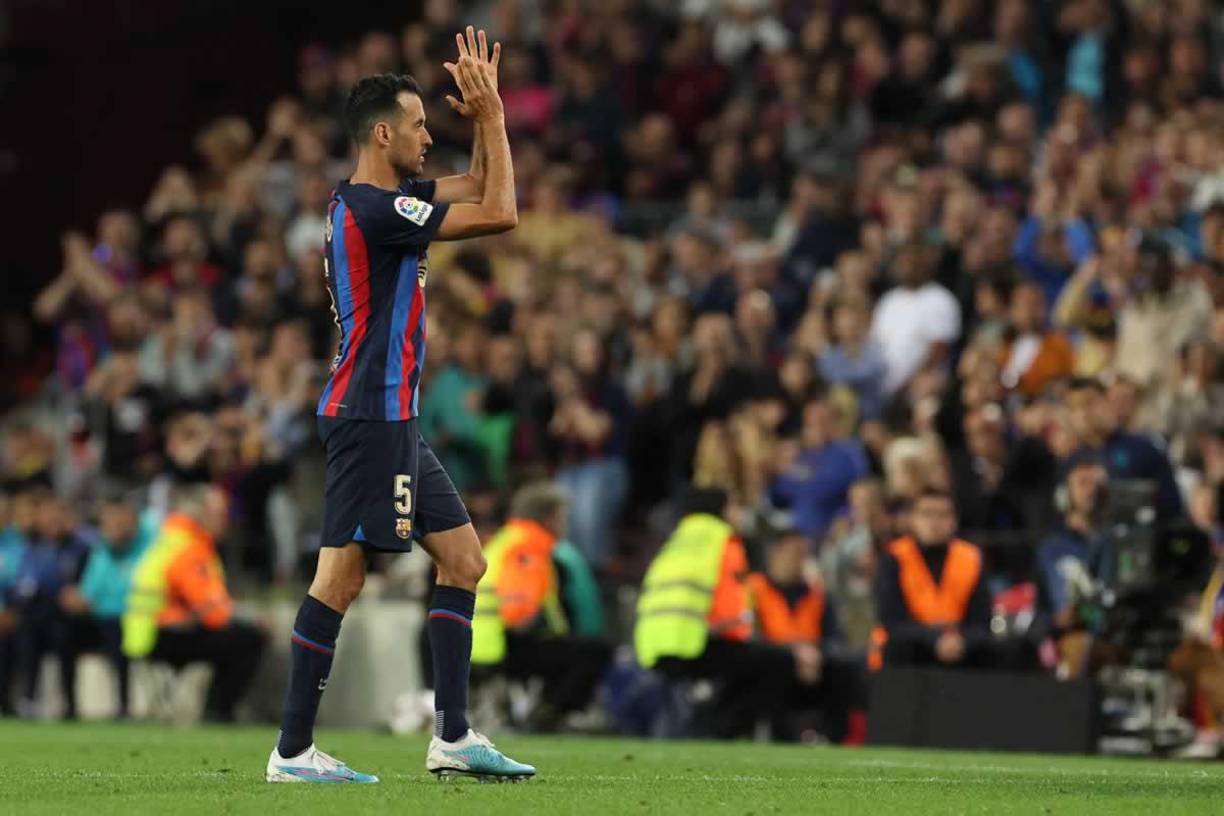 Sergio Busquets recibió una gran ovación de parte de los aficionados del Barcelona cuando salió de cambio en el segundo tiempo.