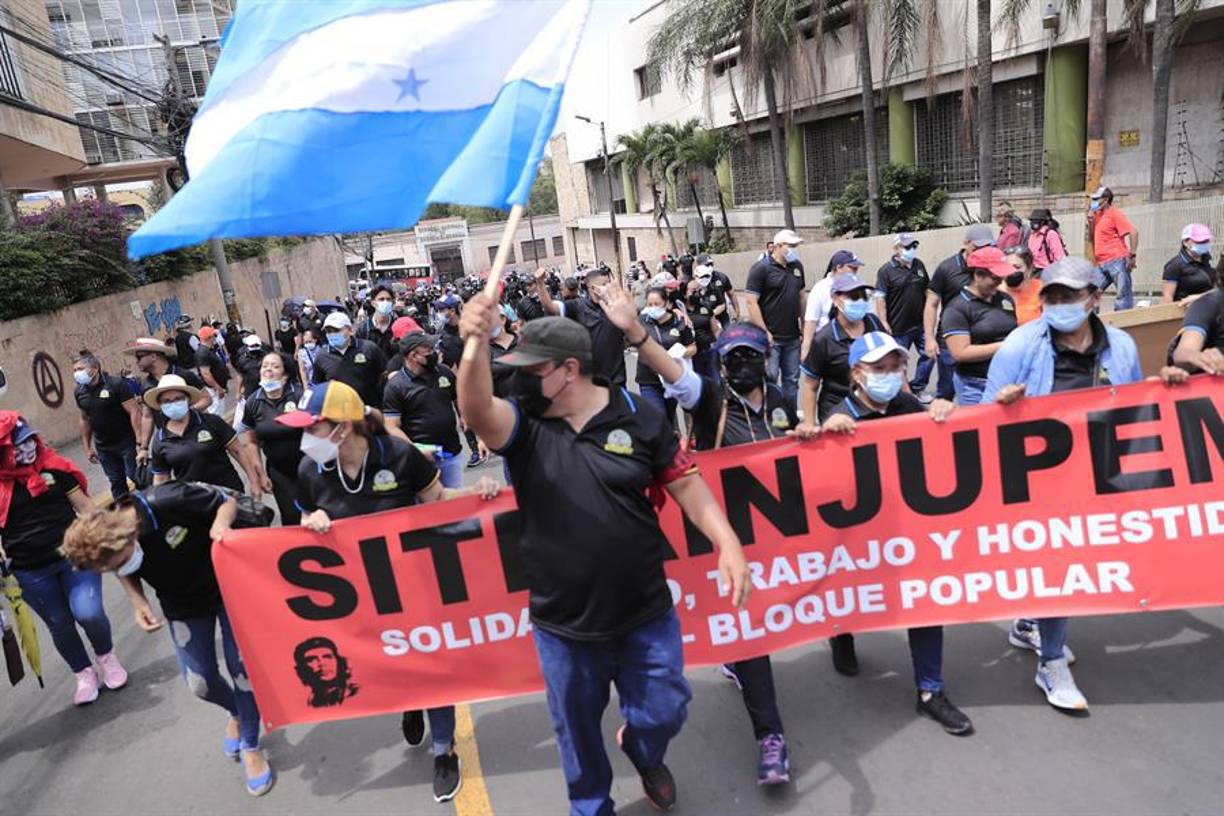 Un grupo de empleados públicos afiliados al Sitrainjupem participan en la movilización del Primero de Mayo en Tegucigalpa.