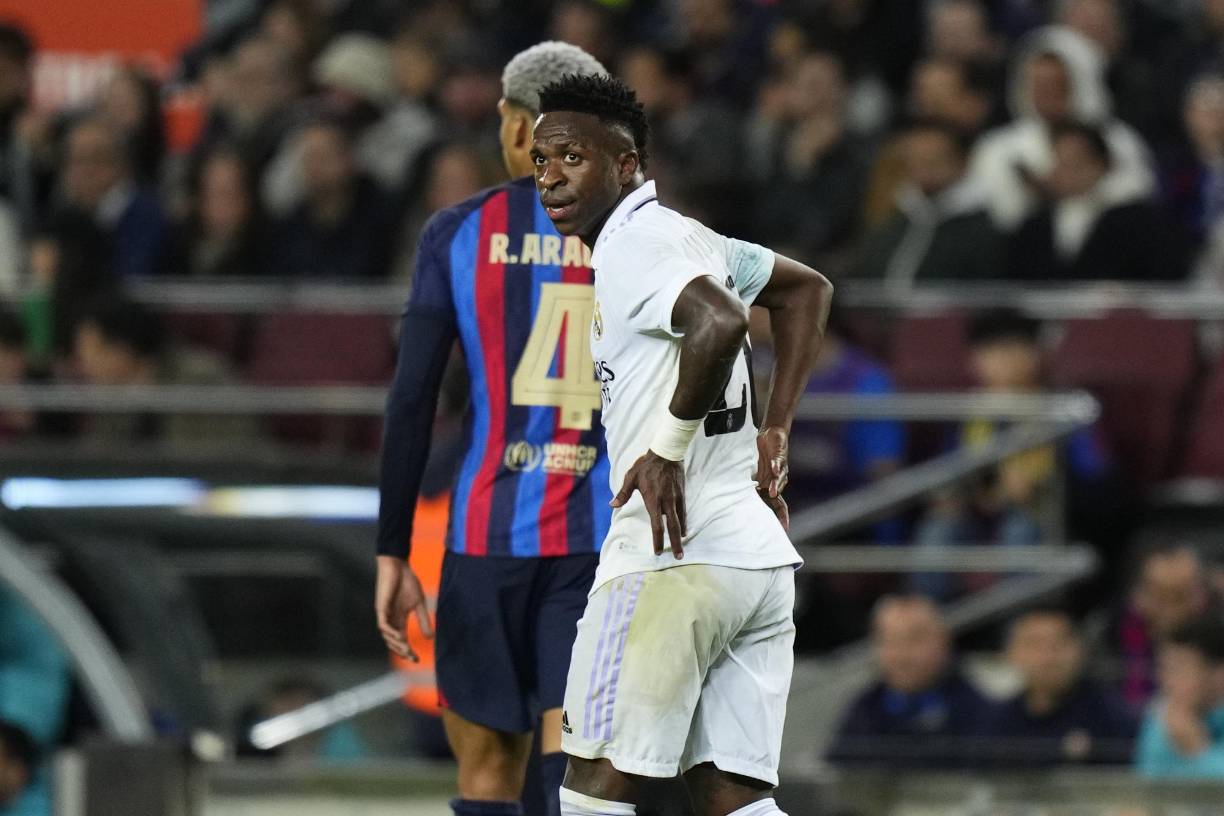 Vinicius tuvo su roce también con Ronald Araujo, defensor uruguayo del FC Barcelona.