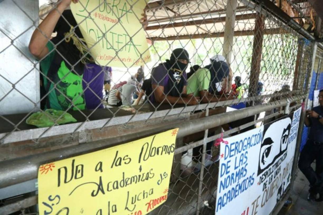Los estudiantes que mantenían tomada las instalaciones de la Unah-vs entregaron su campus luego que una juez se presentara con una orden de desalojo.