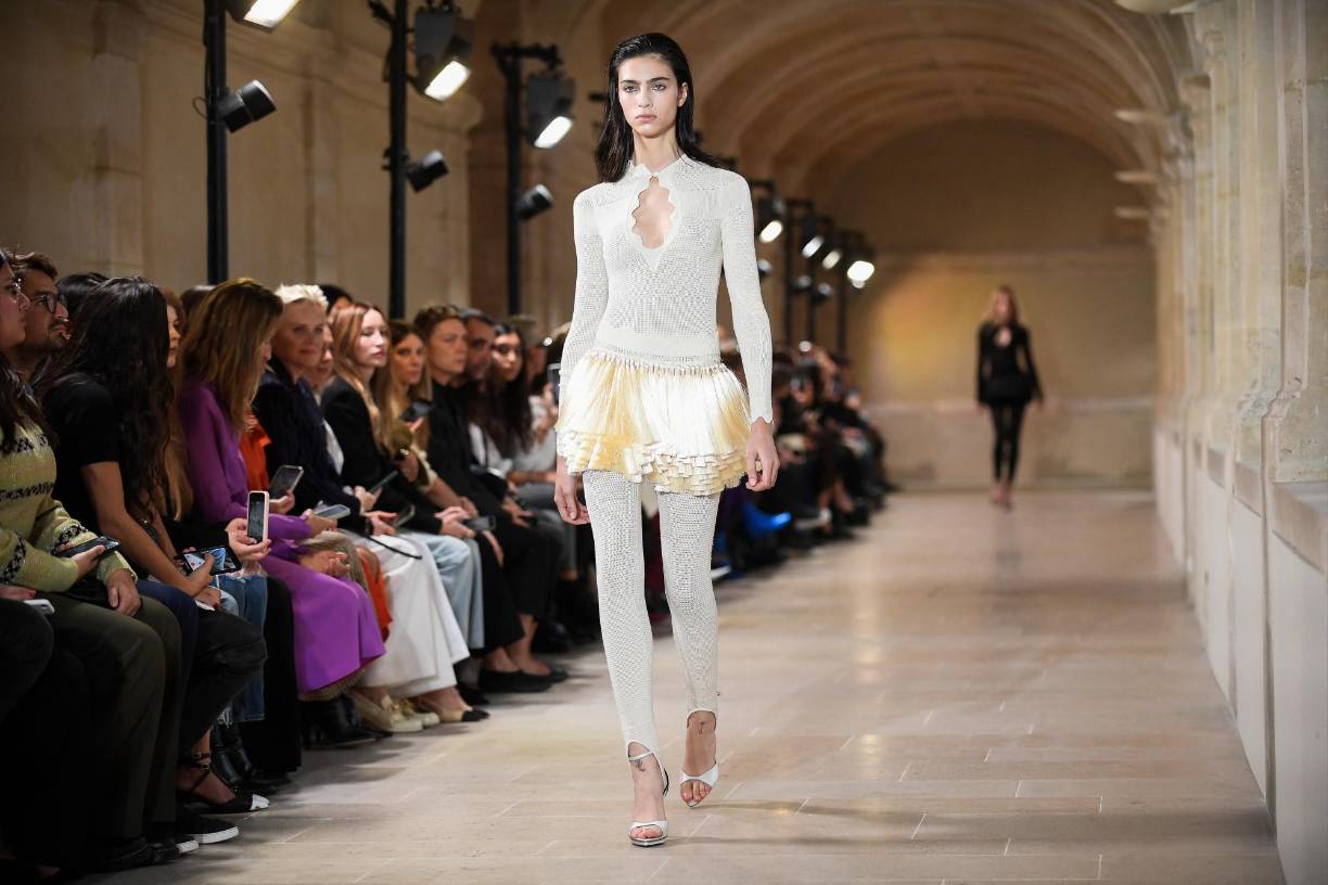 La combinanción noventera de leggings con vestidos y minifaldas vuelve.