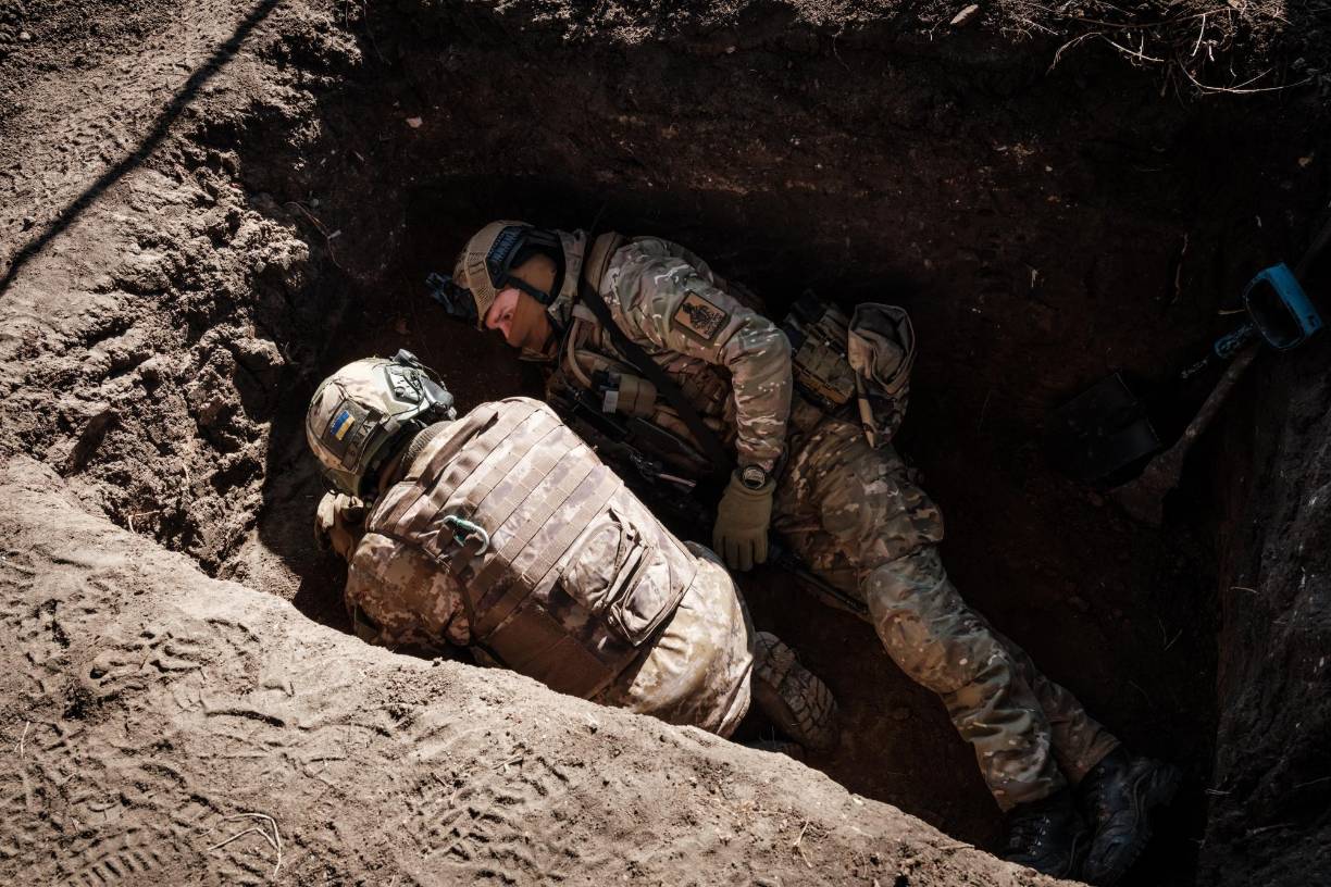 Los militares ucranianos desplegados en la ciudad, contactados por la AFP el lunes, dijeron no obstante que no perdían la moral.