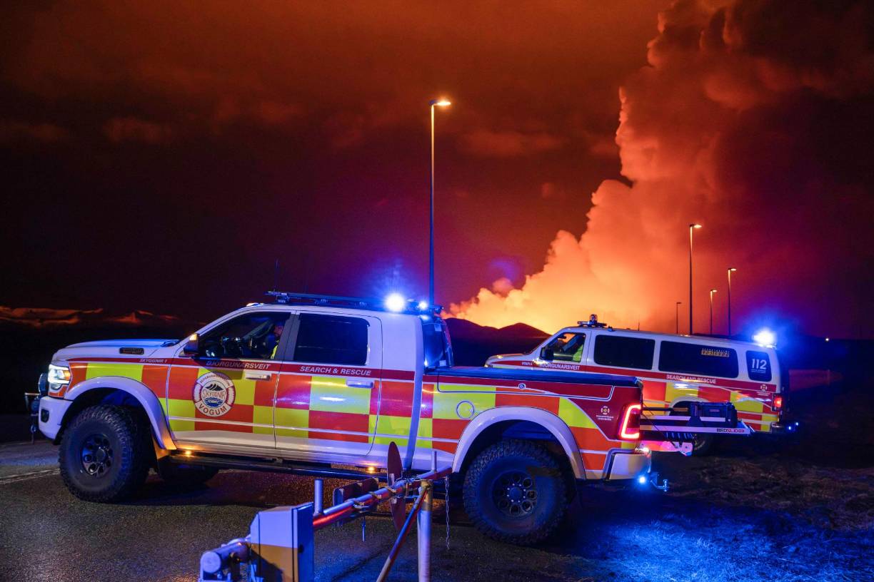 Las erupciones en la península de Reykjanes despertaron temores por la planta energética de Svartsengi, que suministra electricidad y agua a cerca de 30.000 personas en la zona.