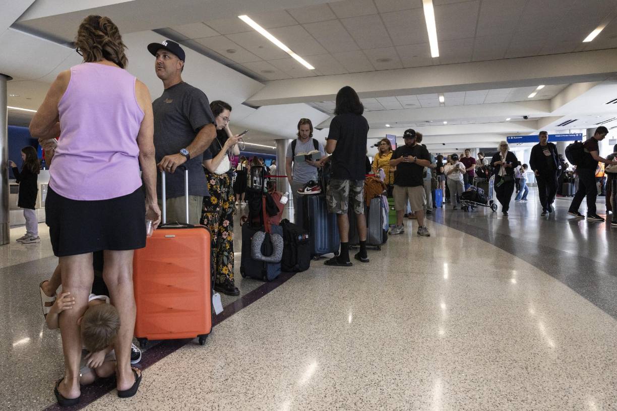 En México, las compañías aéreas parecían seguir teniendo problemas y los aeropuertos de Guadalajara y de Monterrey pidieron a los viajeros que llegasen con varias horas de antelación.