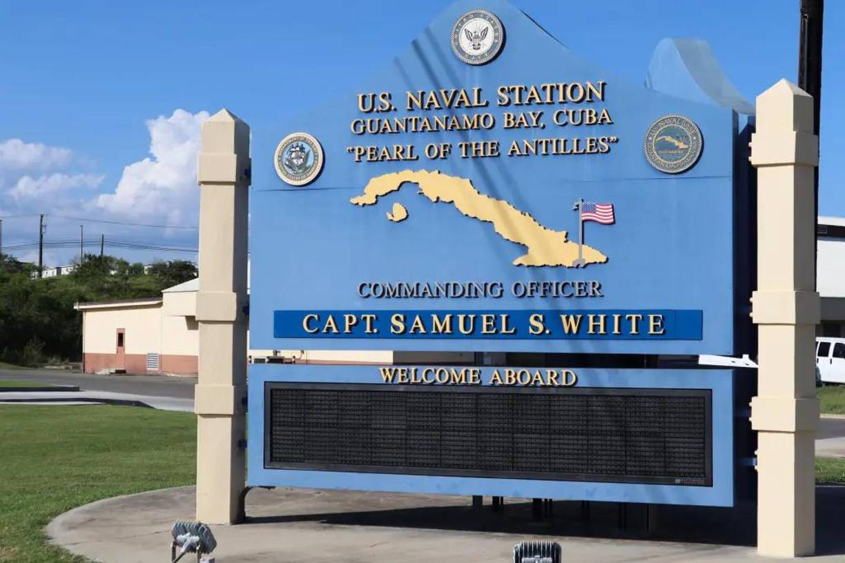 Según recoge el Washington Post, el centro más grande del ICE cuenta con unas 2,000 camas para deportados, por lo que si finalmente se alcanzan las 30,000 camas, el de Guantánamo eclipsaría al resto.