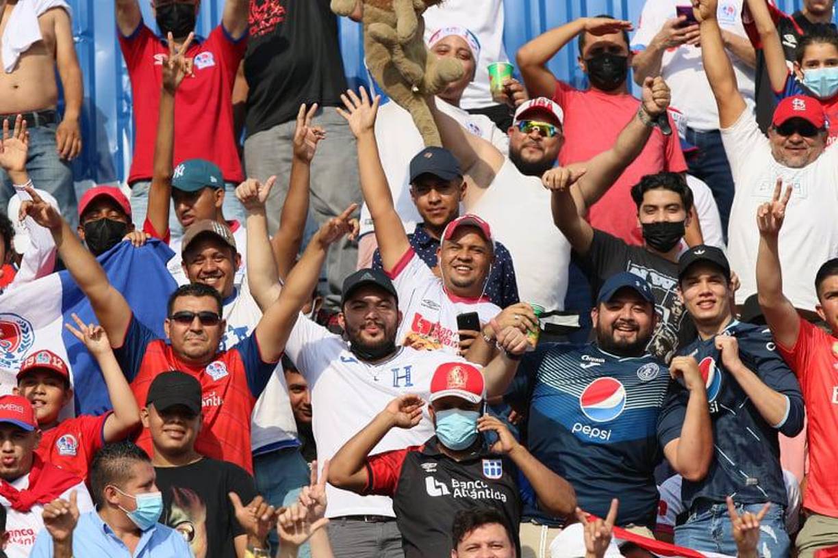 Aficionados del Olimpia y Motagua compartiendo en las graderías.
