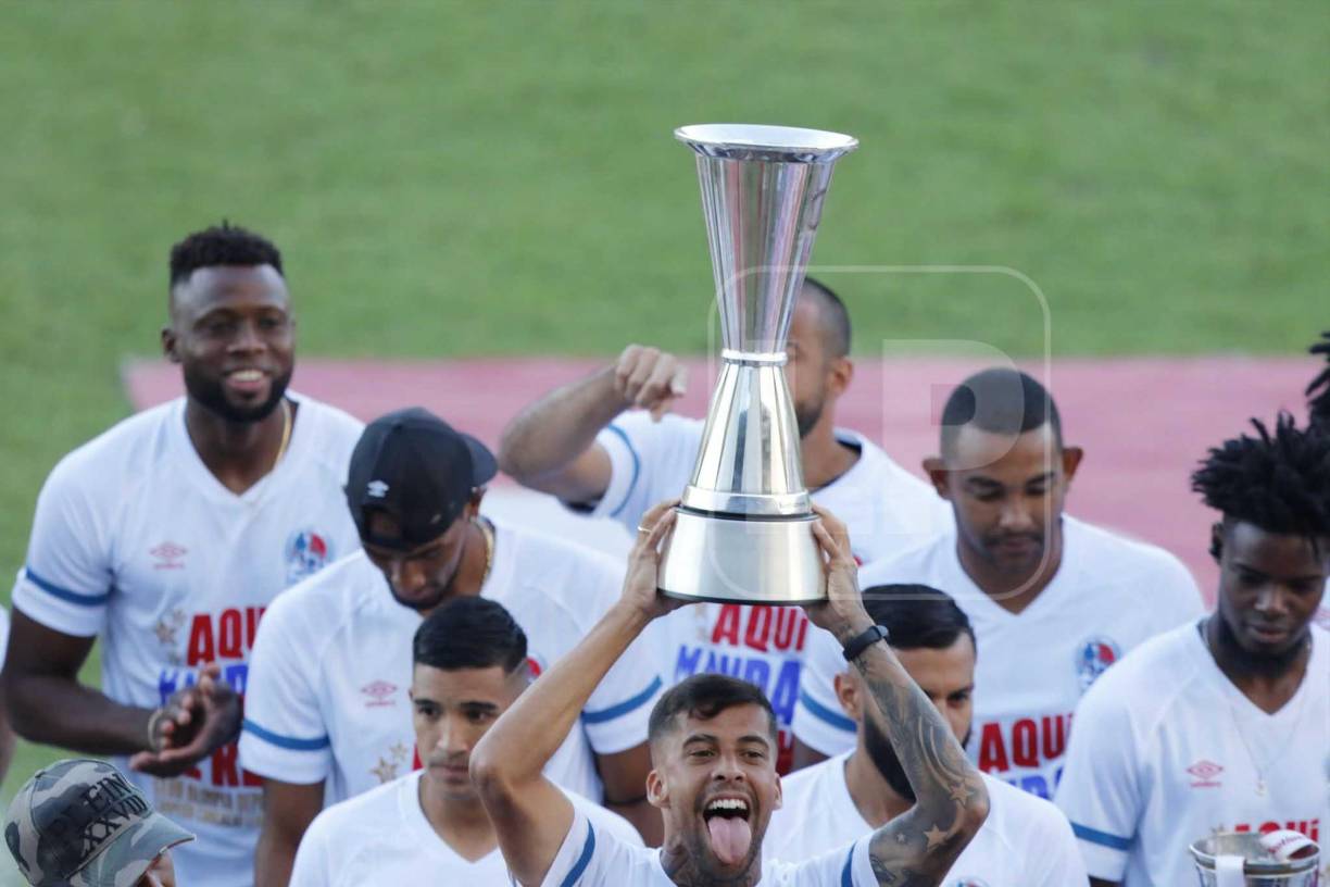 Gabriel Araujo en el momento que alzaba la Copa.