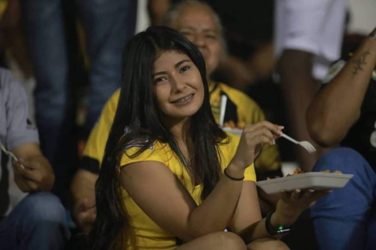 Así captamos a la novia de Benavídez, mediocampista del Real España. La chica estaba disfrutando de su cena.