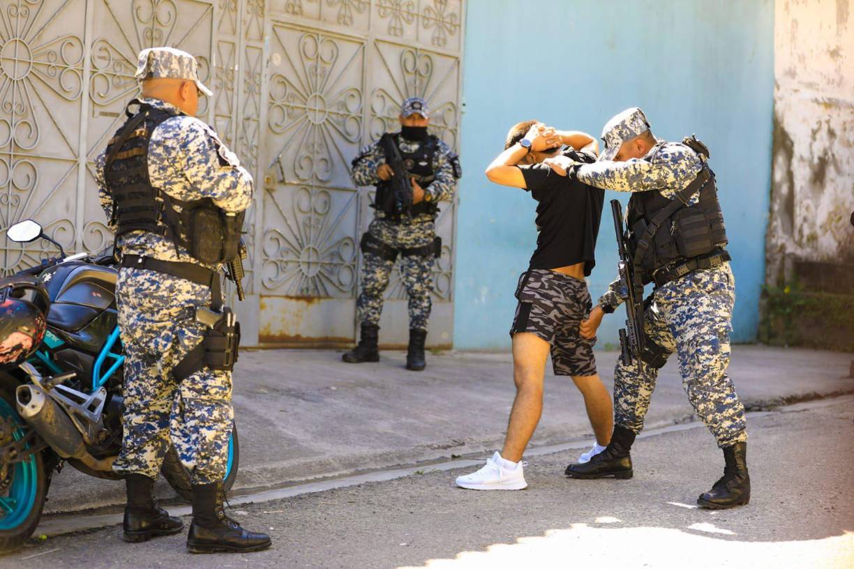 El mandatario había anunciado el 23 de noviembre que cercaría ciudades para que los militares busquen casa por casa y arresten a pandilleros. Soyapango es la primera ciudad en la que se aplica esta medida.