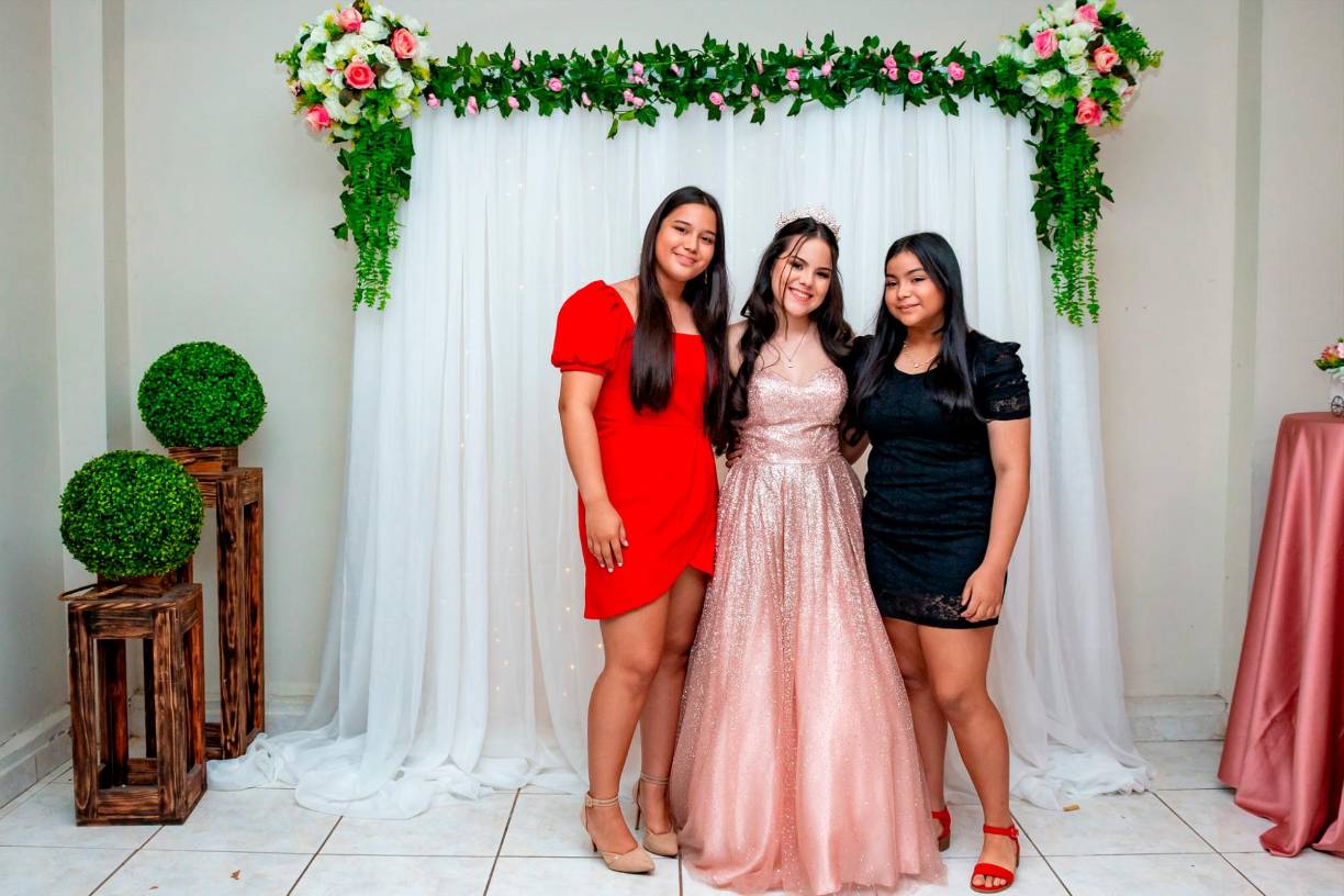 Mónica y Sofía posaron junto a su hermana.
