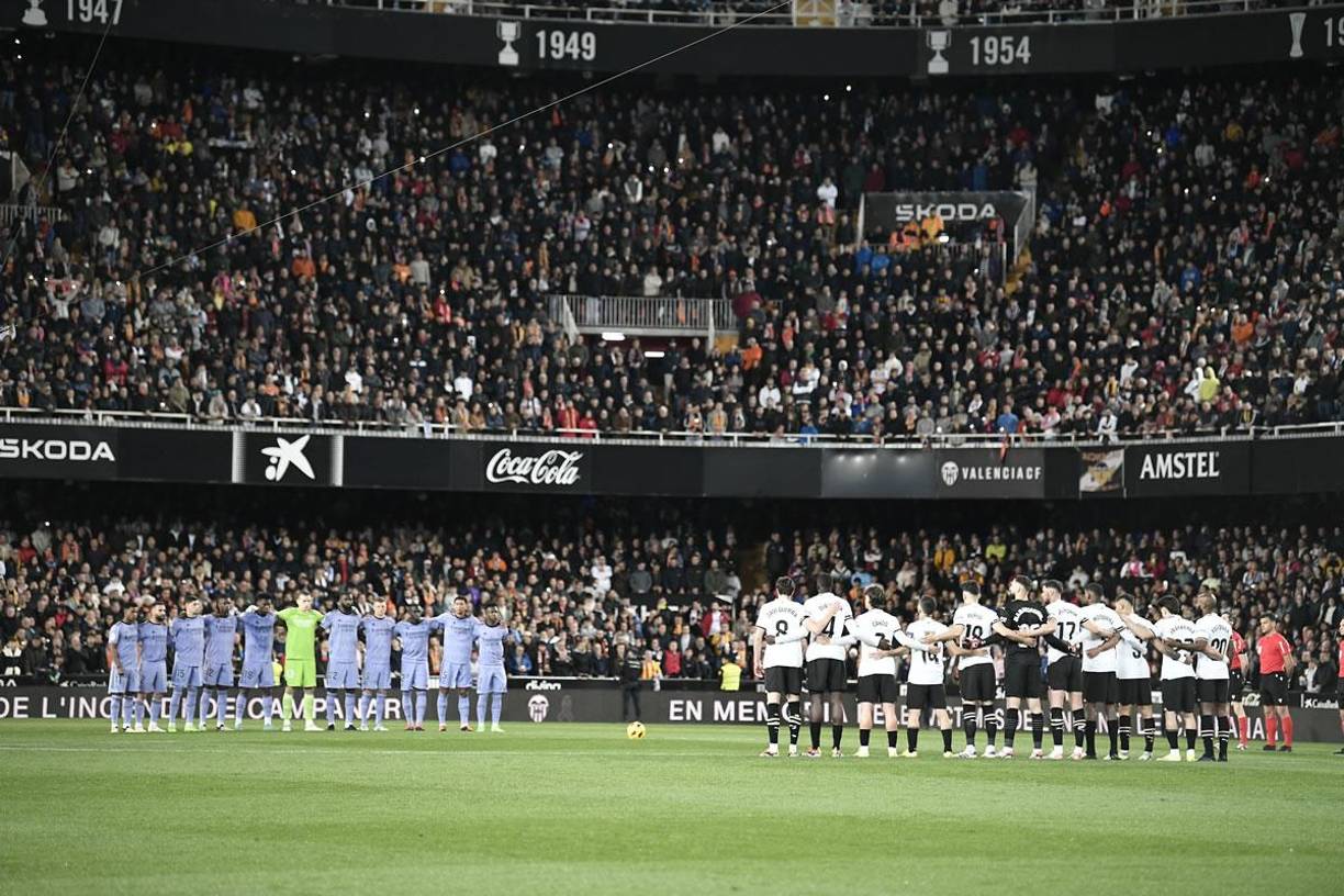 Se guardó un minuto de silencio en Mestalla en memoria de las víctimas de un pavoroso incendio en un edificio de Valencia días atrás.