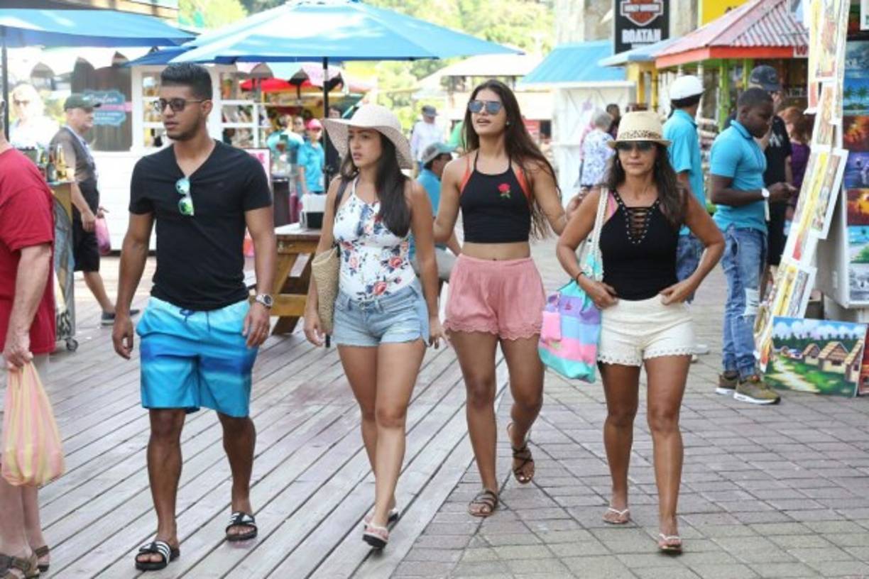 Las turistas del crucero Allure of the Seas hacen un recorrido por el centro de Roatán, Islas de la Bahía.