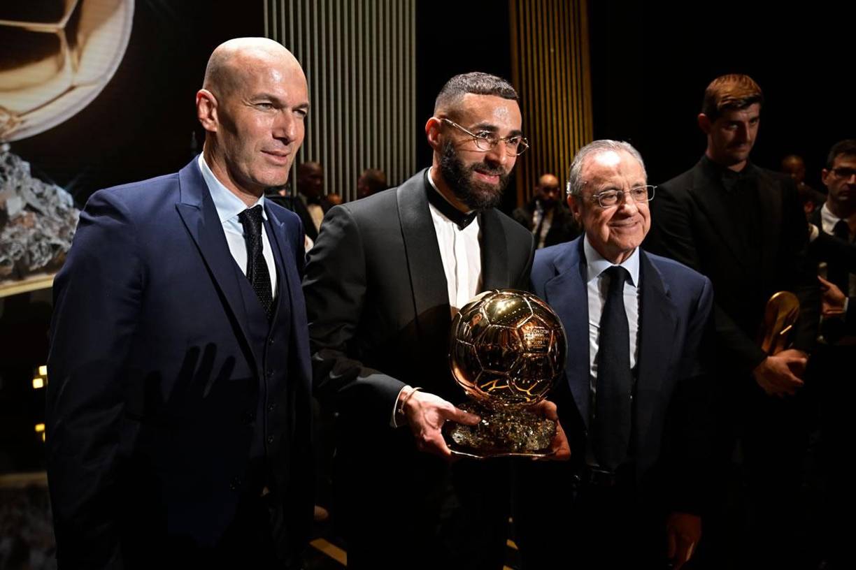 Karim Benzema posó con Florentino Pérez y Zinedine Zidane.