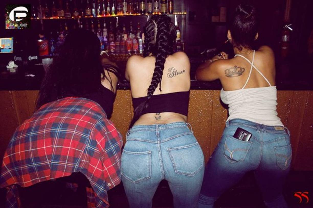 Hombres y mujeres disfrutan del ambiente que el lugar posee.