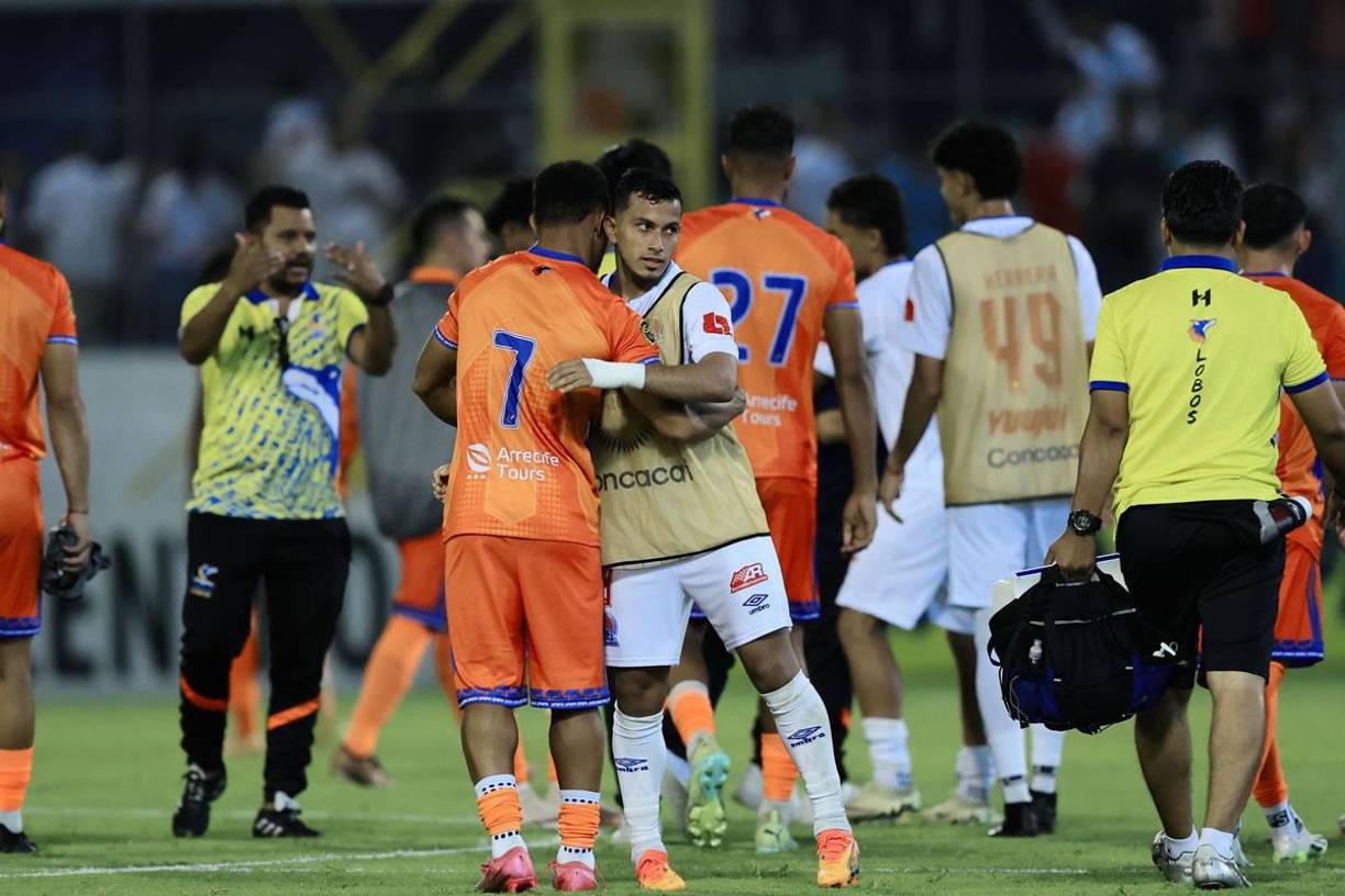Edwin Rodríguez saludando a Carlos Róchez, quien no vio acción con la UPN.