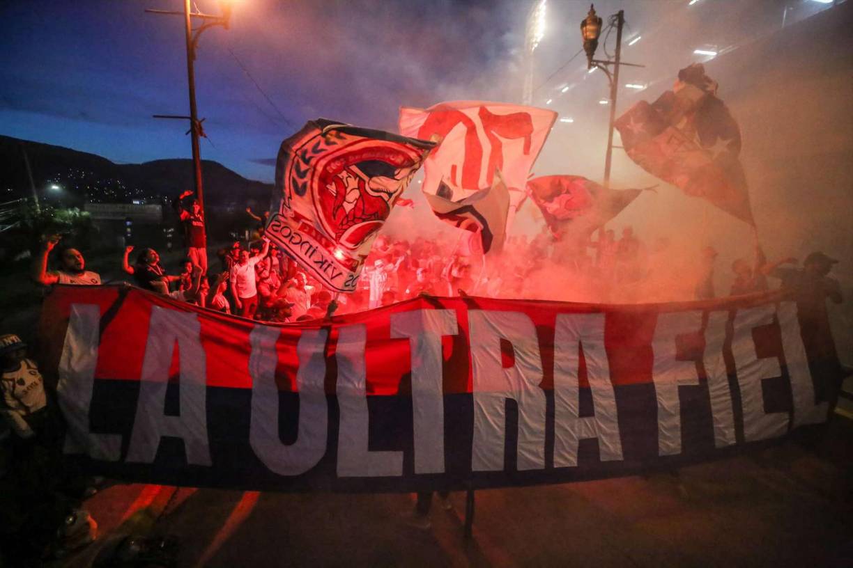 La barra Ultra Fiel del Olimpia puso el ambiente en los alrededores del estadio.