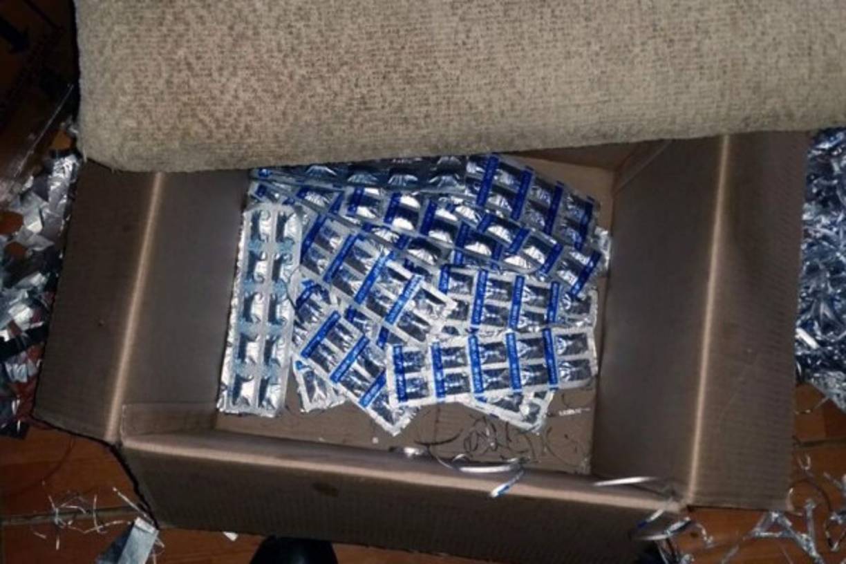 Varios artefactos para la fabricación ilícita de medicamentos fueron decomisados por las autoridades.