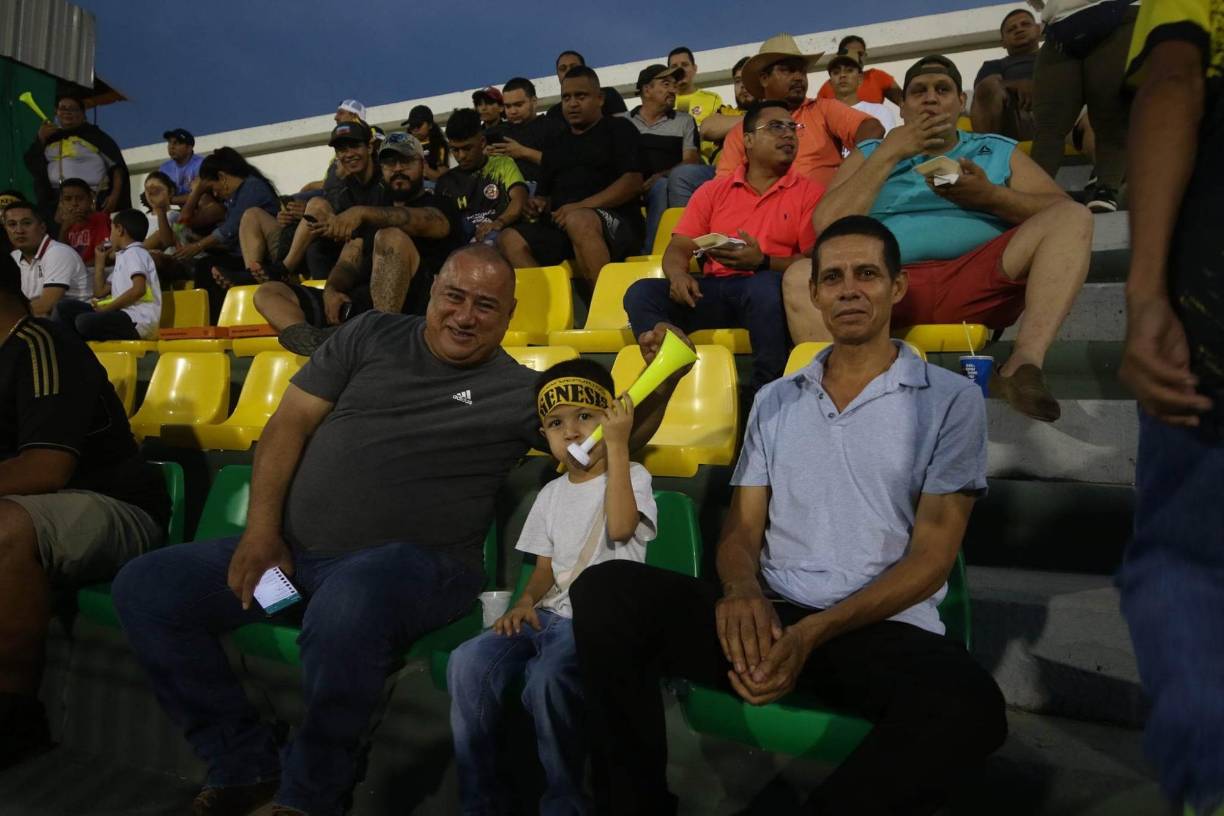 Un padre de familia junto a su hijo que llegó bien identificado para apoyar al Génesis. 