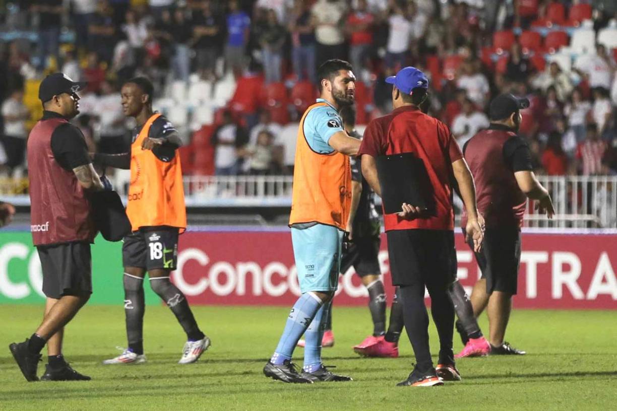 Los jugadores del Antigua intentaron controlar a Diego López, preparador de porteros del Olimpia.