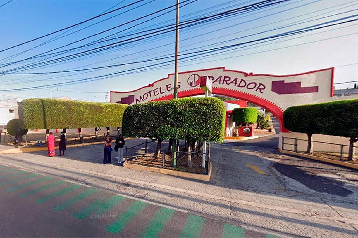 Los empleados del motel Parador, ubicado en el norte de Puebla, descubrieron los cuerpos al acercarse para solicitar la habitación.