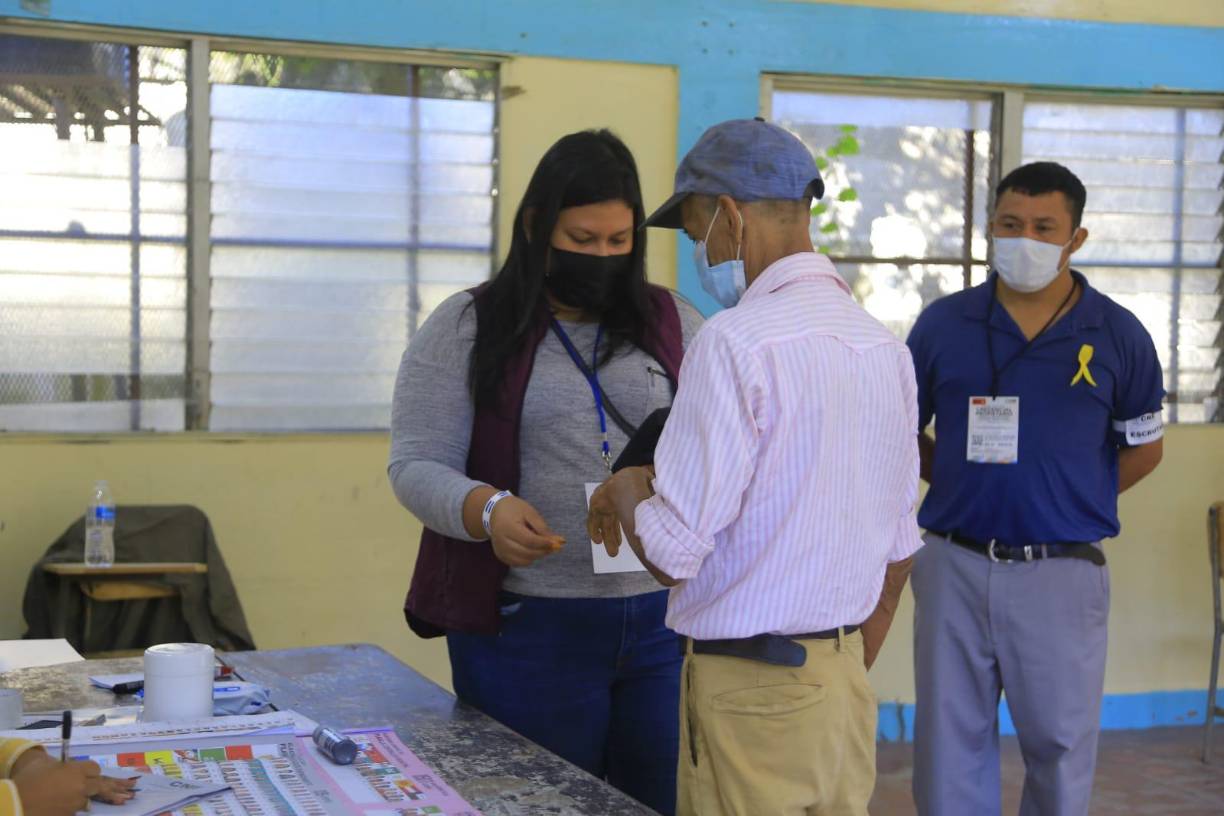 Pese a la edad, este cuidadano no tuvo atrasos en votar desde tempranito.