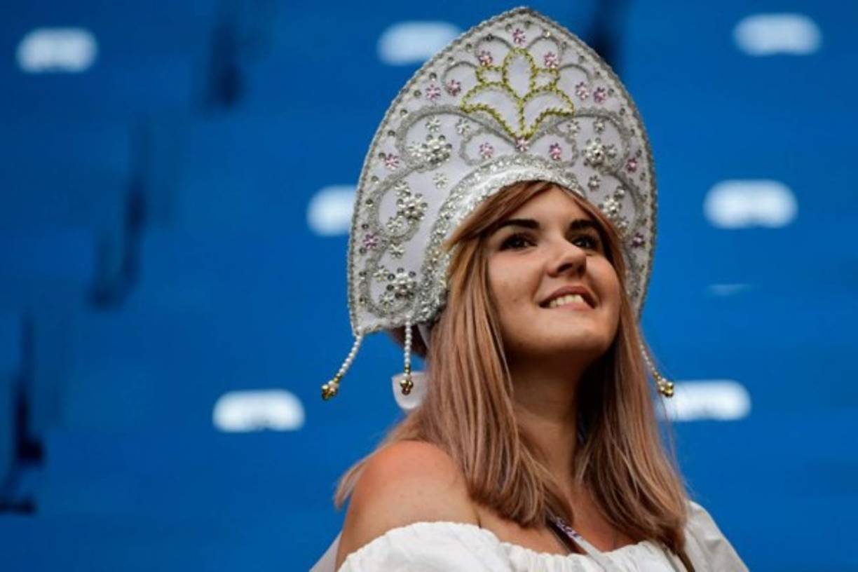 Una bella aficionada de las tantas que llegaron a Rostov.