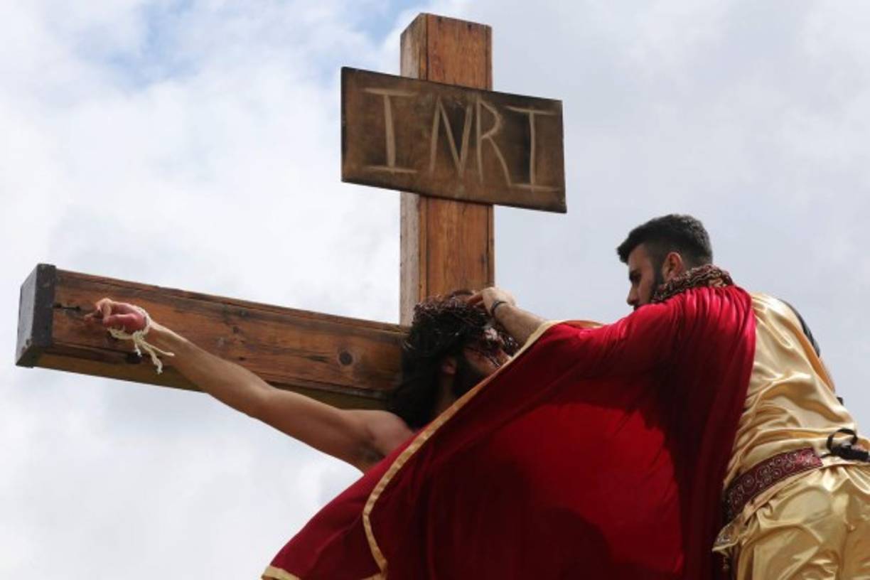 En tanto, el mundo conmemora la crucifixión y la resurección de Cristo.