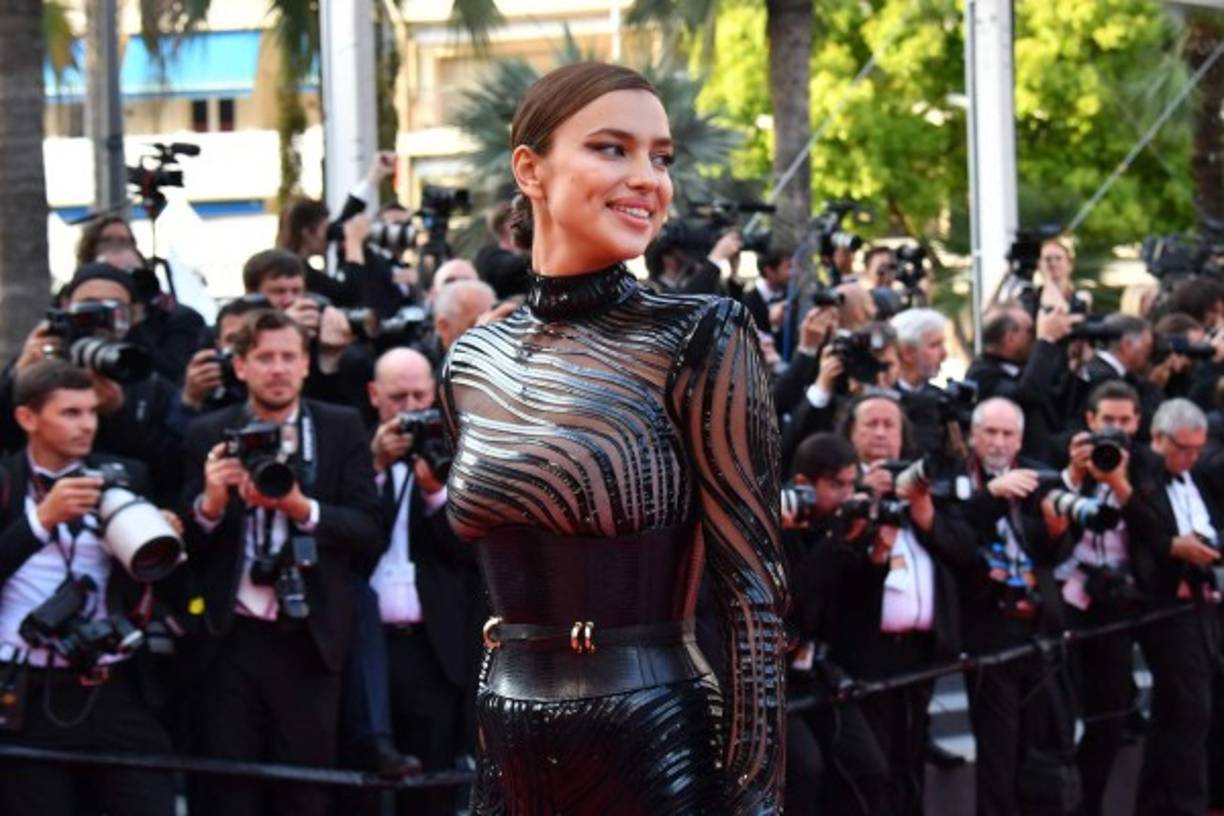 Ella complementó el look peinado liso y tacones altos color negro y dorado que hacían juego.<br/>