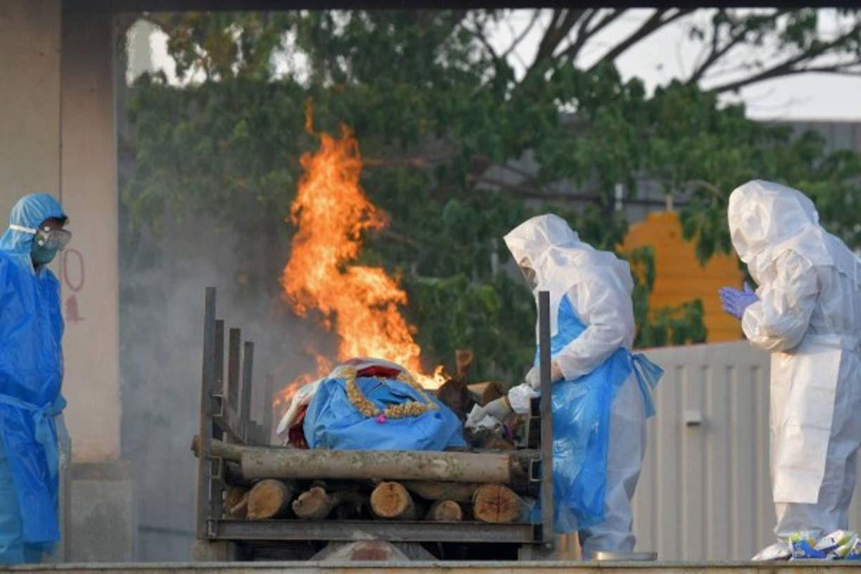 Una organización caritativa ha instalado incluso un crematorio en un parking de Nueva Delhi, donde los cadáveres se incineran de manera precaria, con el fin de aliviar a los crematorios, que no pueden hacerse cargo del inmenso número de fallecidos.