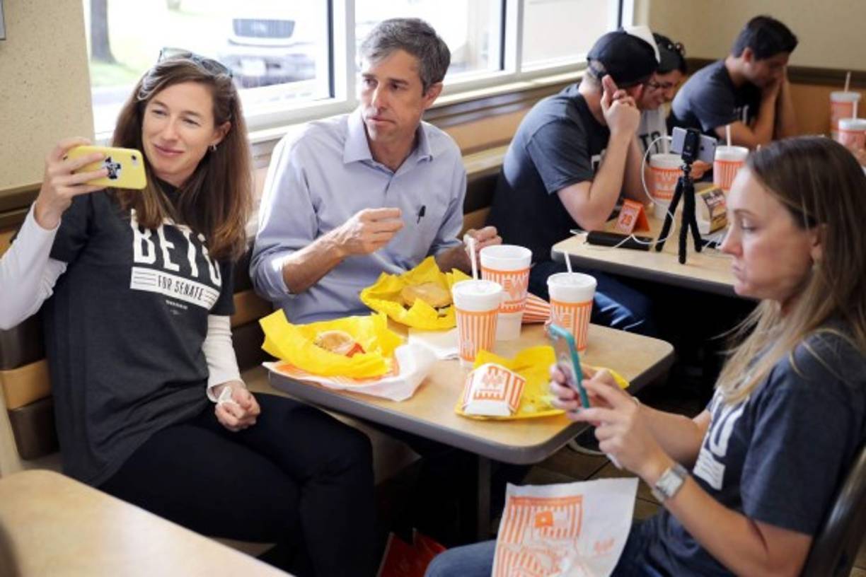 Su juventud y su popularidad en redes sociales han aumentado su ventaja en las encuestas. Beto no acepta dinero de Comités de Acción Política (PAC, por sus siglas en inglés) ni grupos de interés, sin embargo, ha recaudado suficientes fondos de donaciones personales para su campaña.