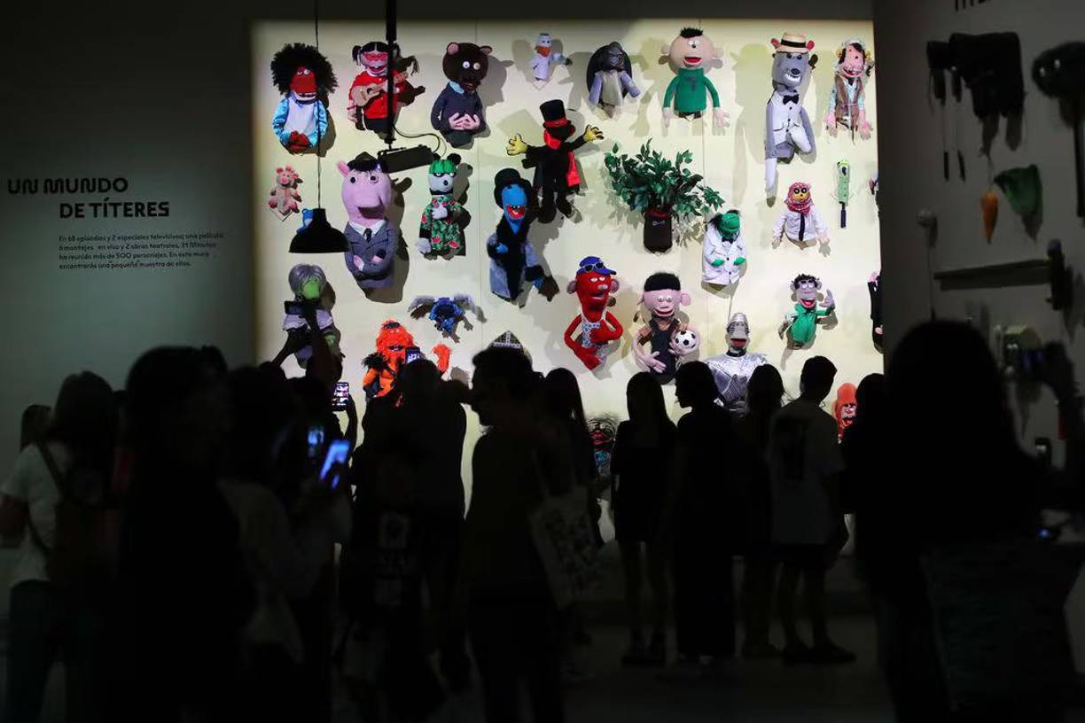 En un primer recorrido por la exhibición, Delano destacó una maqueta de una casa de cuatro pisos que busca recrear los conciertos que ha realizado el show en los últimos años. “Todos habitan la misma casa, esta casa se va transformando, va proyectando su fachada, pero a la vez tiene distintos cuadros en su interior que se va transparentando y se van revelando los personajes”, explicó el curador.