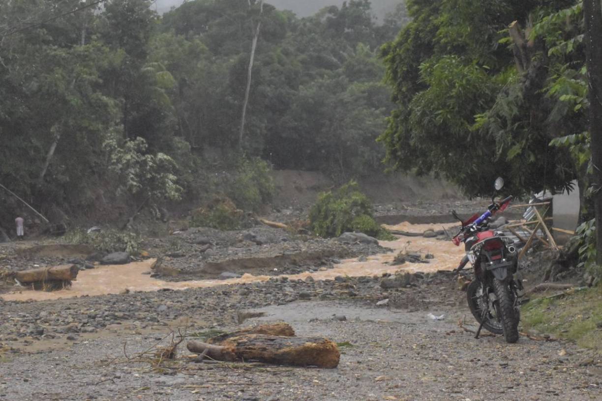 Debido a que sigue lloviendo en las montañas de Yoro, el río Aguán subió su caudal y está afectando comunidades de Colón. 