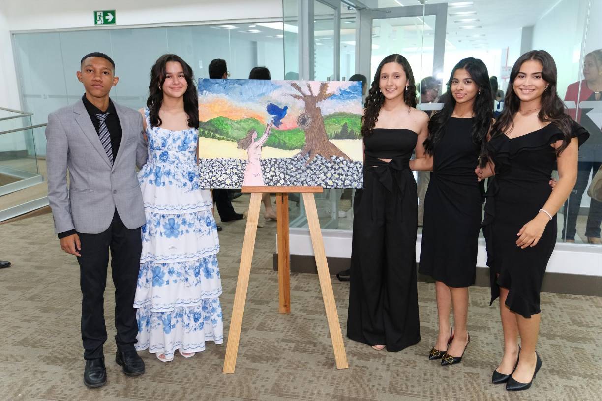 Oscar Ocampo, Eva Arita, Sara García, Victoria Peña y Elena Oliva con su obra “Como un ave que cruza el aire claro”.