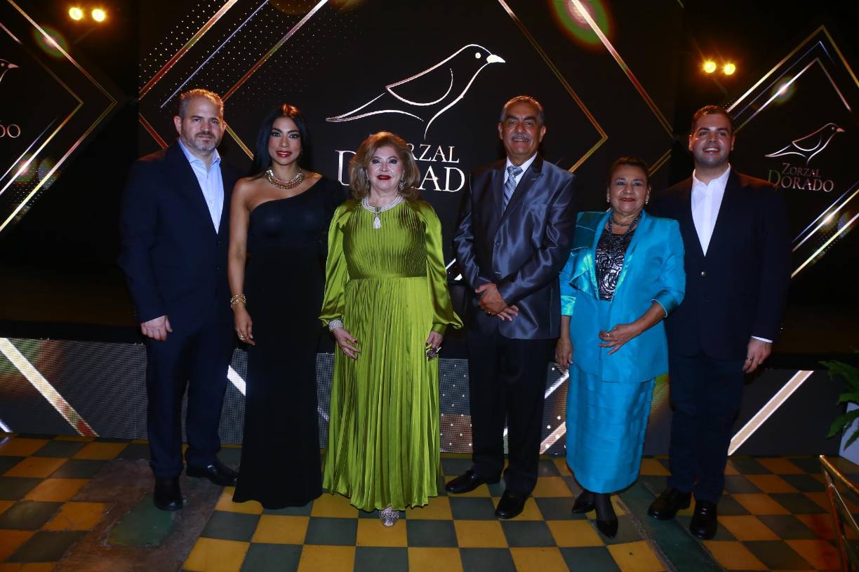 Maritza Soto de Lara, fundadora de Grupo Macdiel, celebró el reconocimiento junto a su familia. 