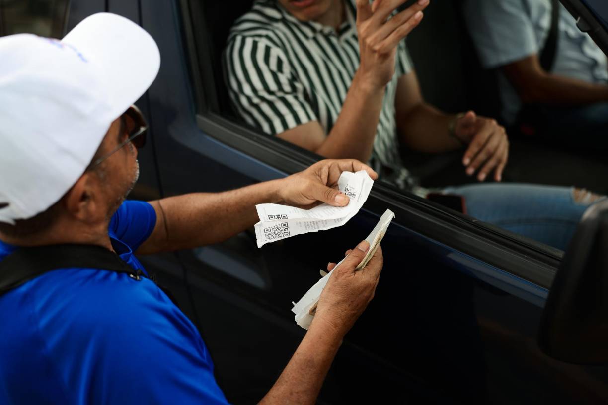 Mediante diversas páginas de redes sociales y venta en calle, el mercado negro está dando el boleto de sol a 1,000 o 1,200 lempiras, ganando 400 o hasta 600 lempiras por ticket.