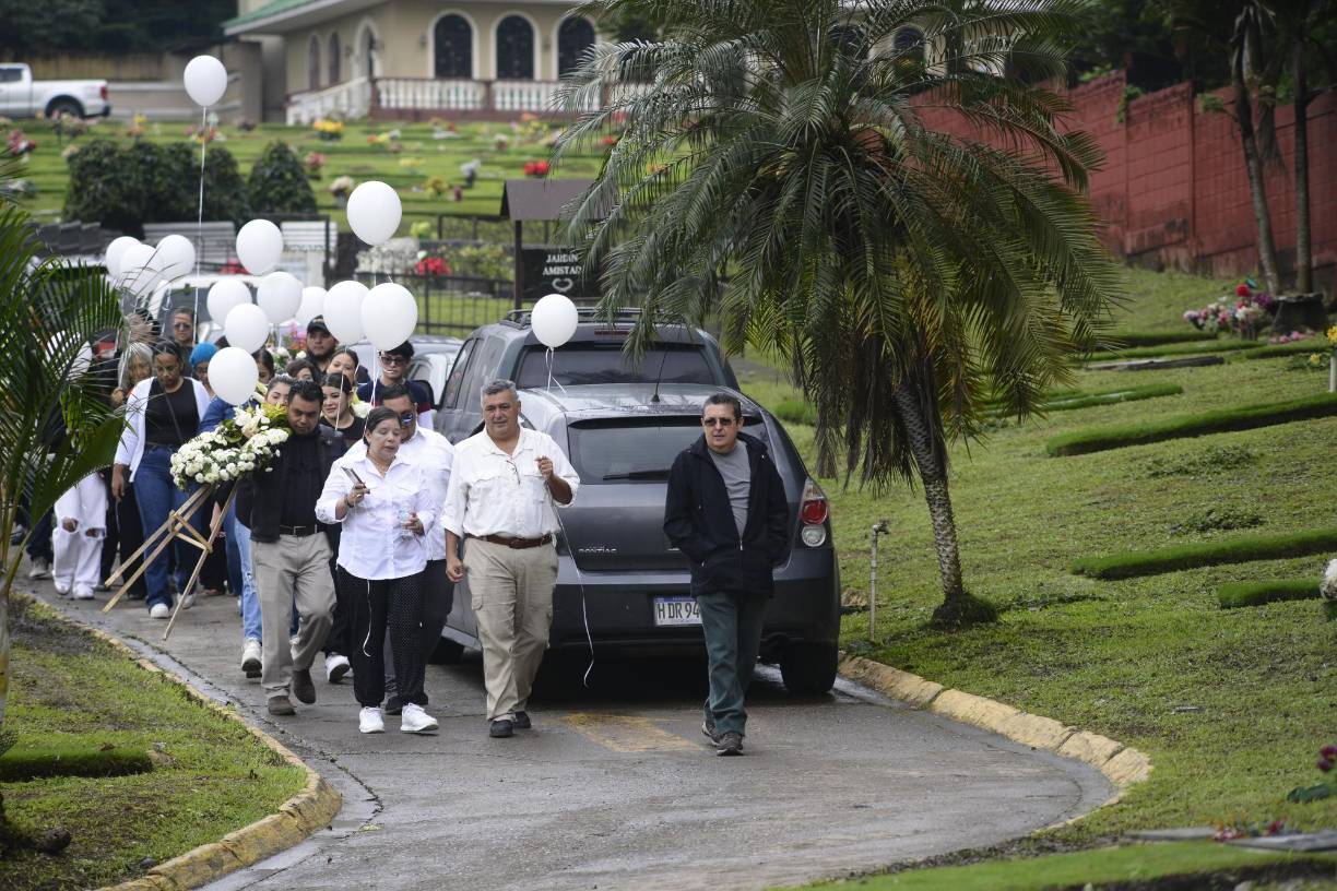 Minutos antes de las 11: 00 am sus seres queridos se trasladaron hasta este campo santo para darle el último adiós a una de las voces más famosas de la radio. 