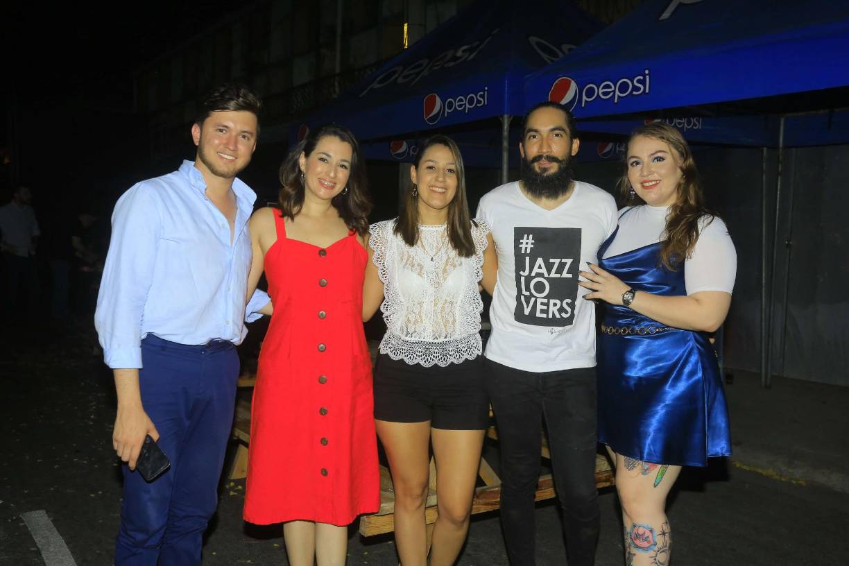 Josué Cover, Marietta García, Marcela Fernández, Mario Mandujano y Angie Contreras.