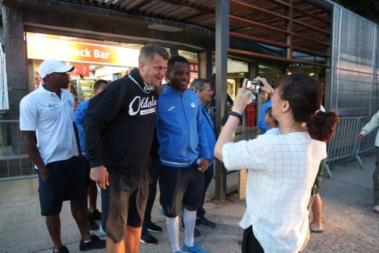 De todo el mundo fueron los turistas que aprovecharon la visita de la Sub 23 de Honduras al Cristo Redentor para tomarse una foto con los futbolistas.