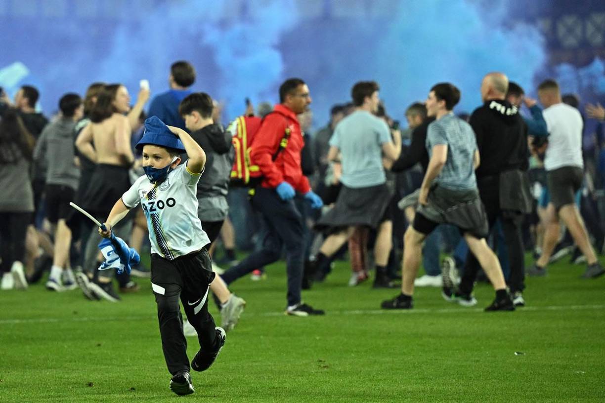 Los aficionados del Everton se metieron al campo para celebrar la salvación del descenso.