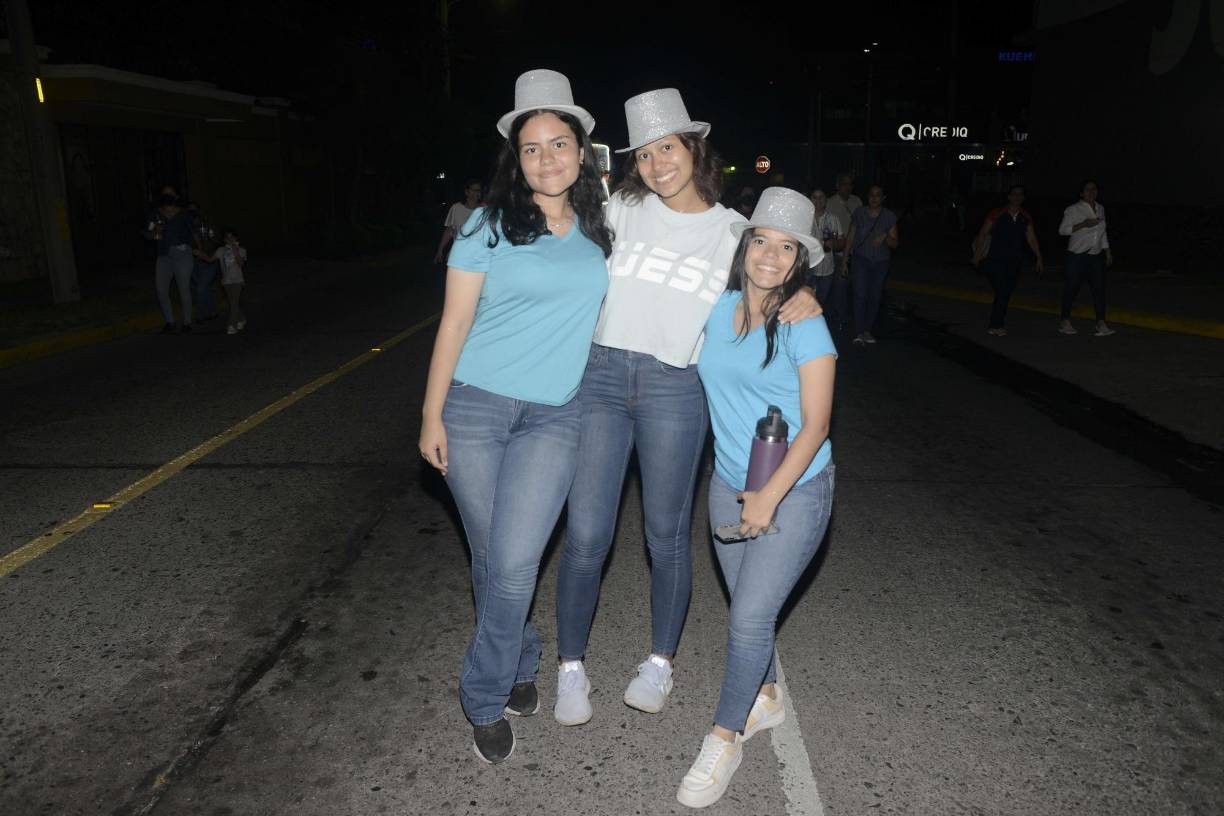 Alumnas de secundaria vistieron en tonos y accesorios a juego