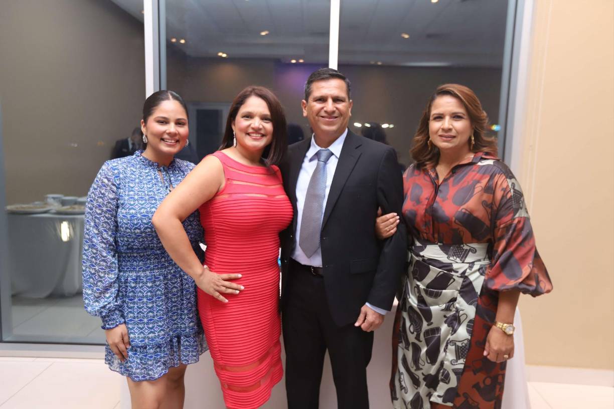 Myrka Oliva y Patricia Oliva junto a Víctor y Silvia Santos de Perelló